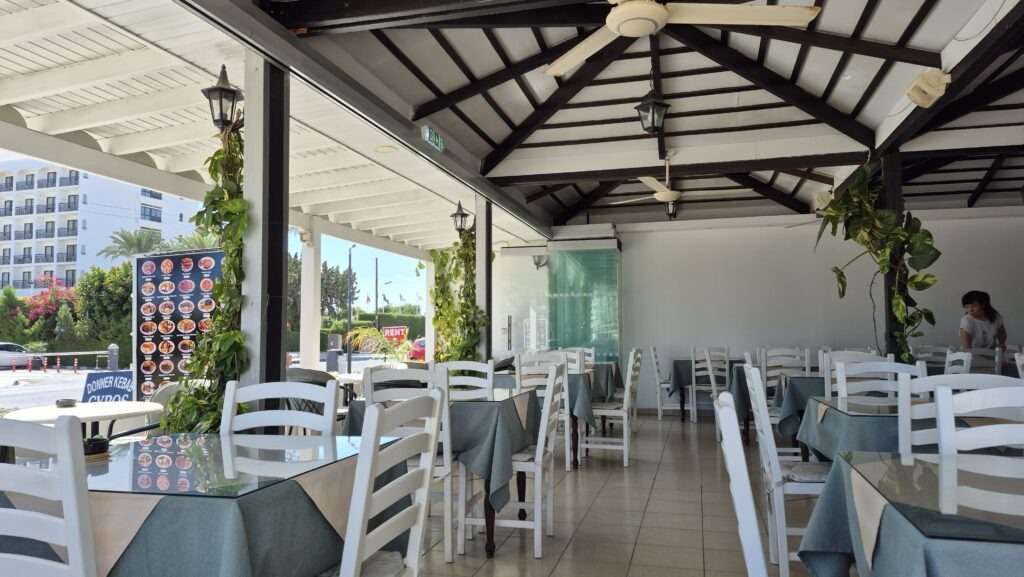 Restaurace u pláže s otevřenou terasou a výhledem na moře.