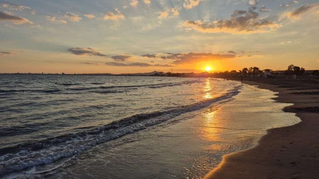 Západ slunce nad mořem – romantický večer na Kypru.
