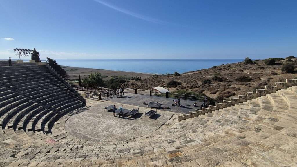 Výhled na středomořské pobřeží z ruin starověkého Kourionu.