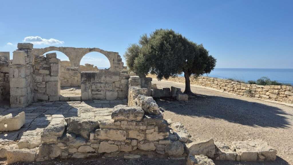 Archeologické naleziště Kourion s výhledem na moře.
