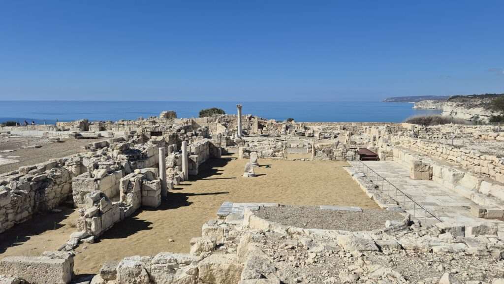Výhled na středomořské pobřeží z ruin starověkého Kourionu.