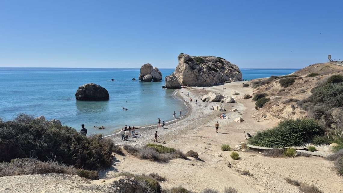 Pohled na Afroditinu pláž s tyrkysovou vodou poblíž Paphosu.