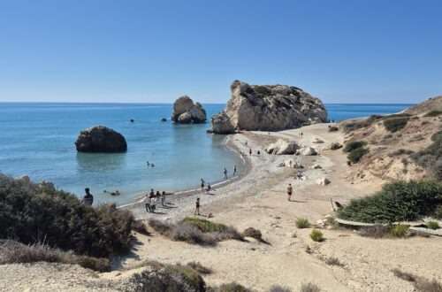Pohled na Afroditinu pláž s tyrkysovou vodou poblíž Paphosu.