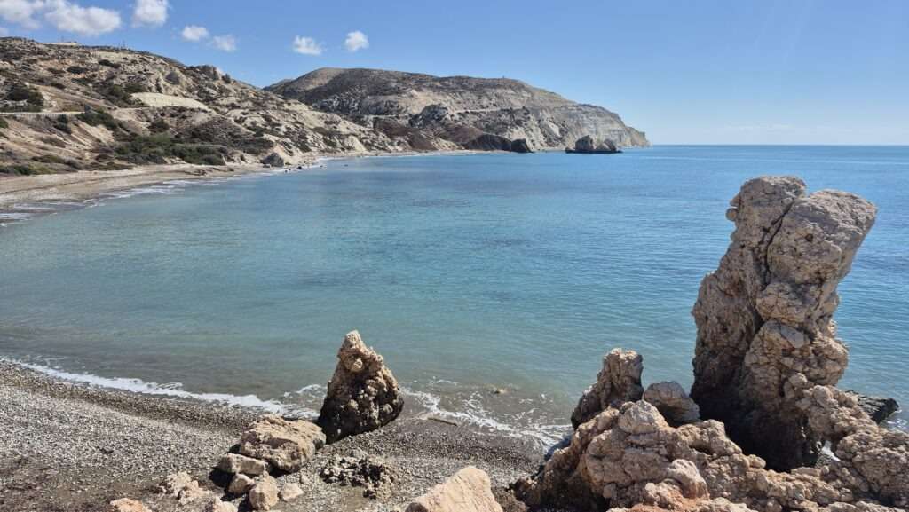 Skalnaté pobřeží s průzračným mořem – typická příroda Kypru.