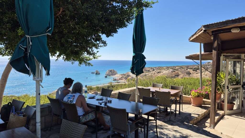 Terasa restaurace s výhledem na moře na jihozápadním pobřeží Kypru.