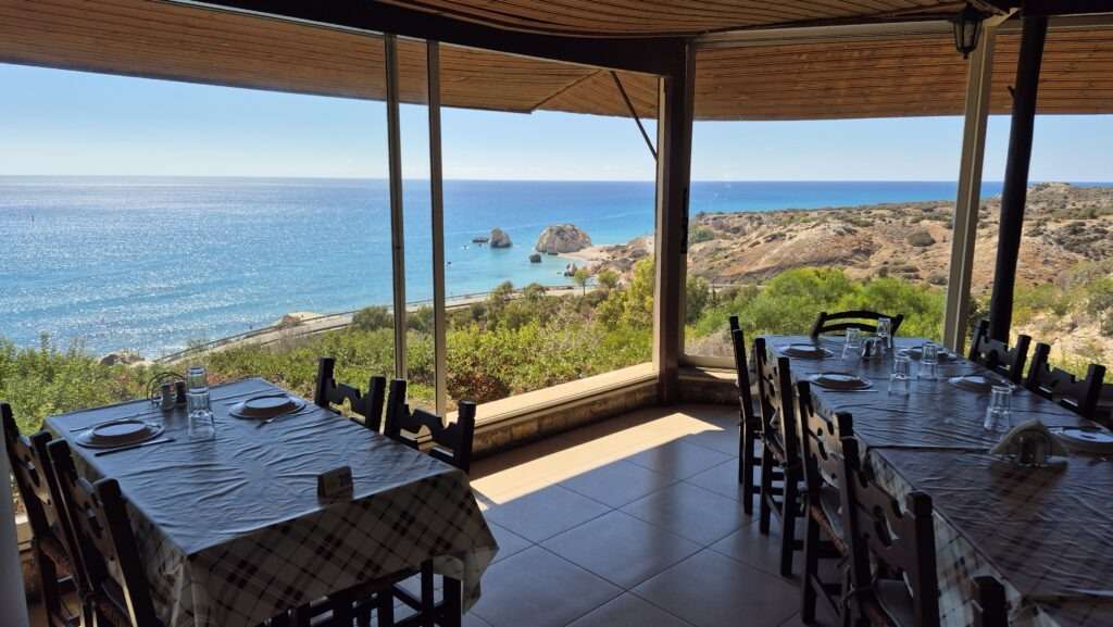 Terasa restaurace s výhledem na moře na jihozápadním pobřeží Kypru.