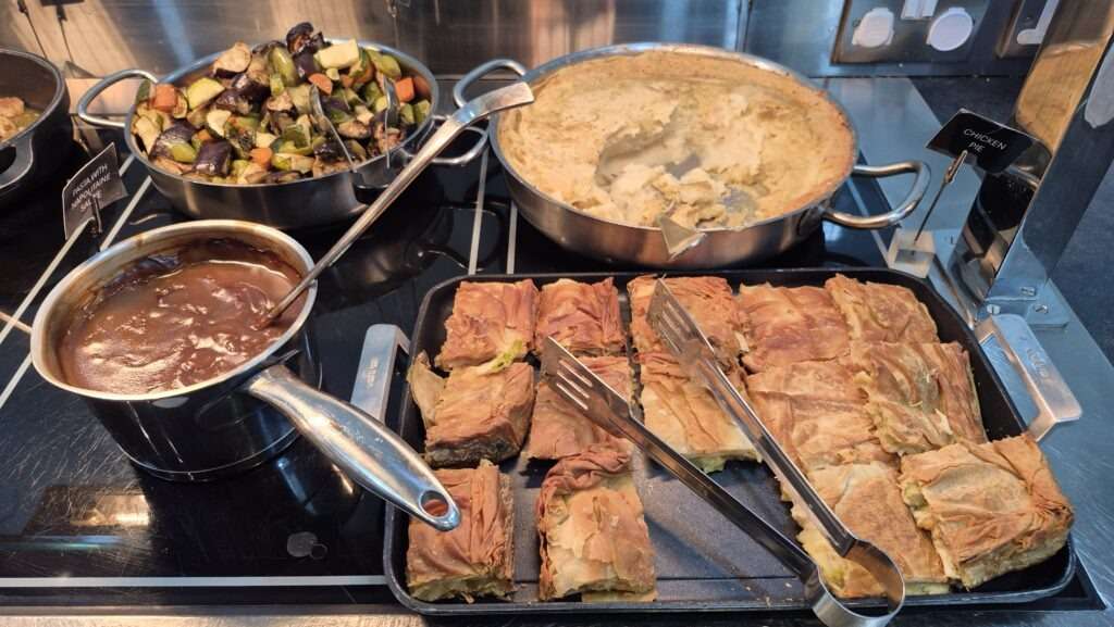 Jídlo v letištním salonku na Kypru