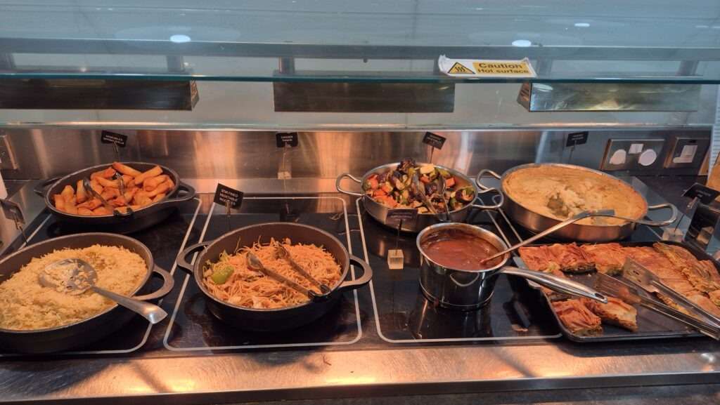 Jídlo v letištním salonku na Kypru