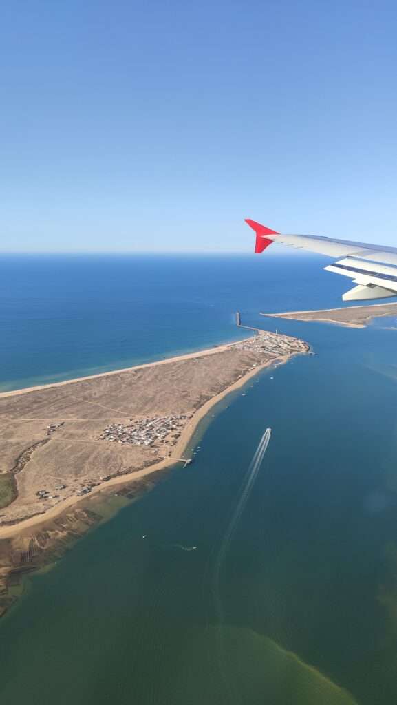 výhled z okna letadla na moře a poloostrov