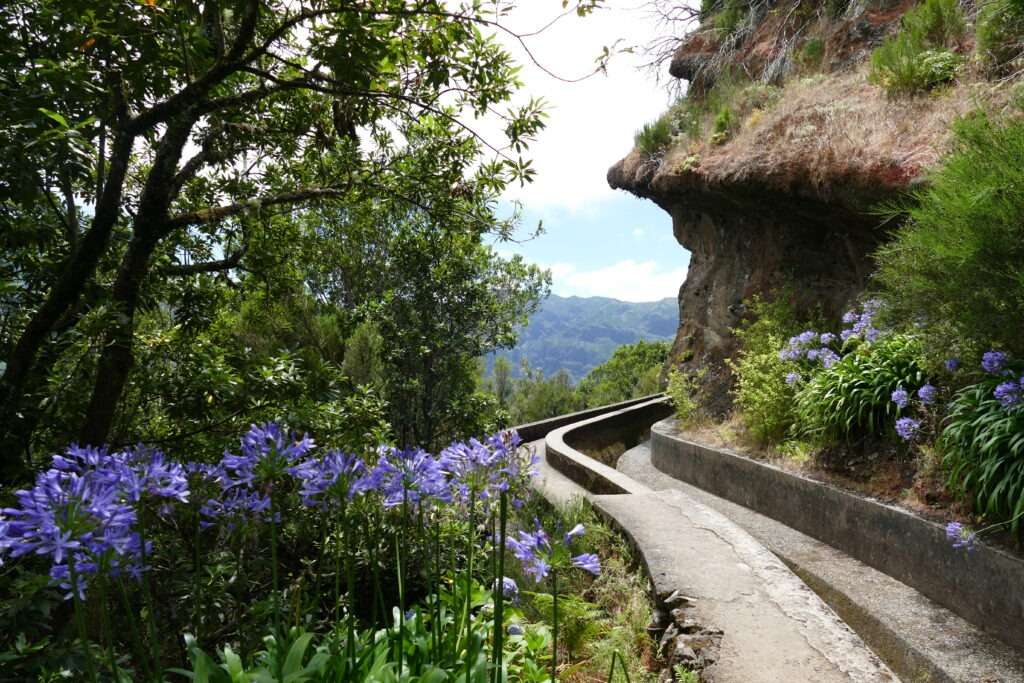 levada stezka vytesaná ve skále s výhledem na údolí
