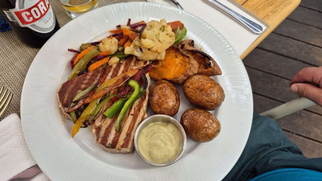 Grilovaný tuňák se zeleninou a bramborami v Restaurante Espadeiro v Câmara de Lobos