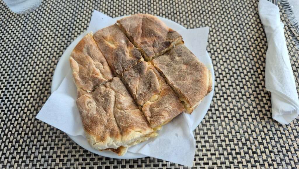 Tradiční madeirský chléb bolo do caco v Restaurante Os Amigos v Ponta do Sol