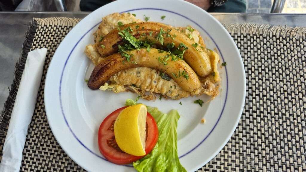 Grilovaná ryba espada na banánu s bramborami v Restaurante Os Amigos v Ponta do Sol