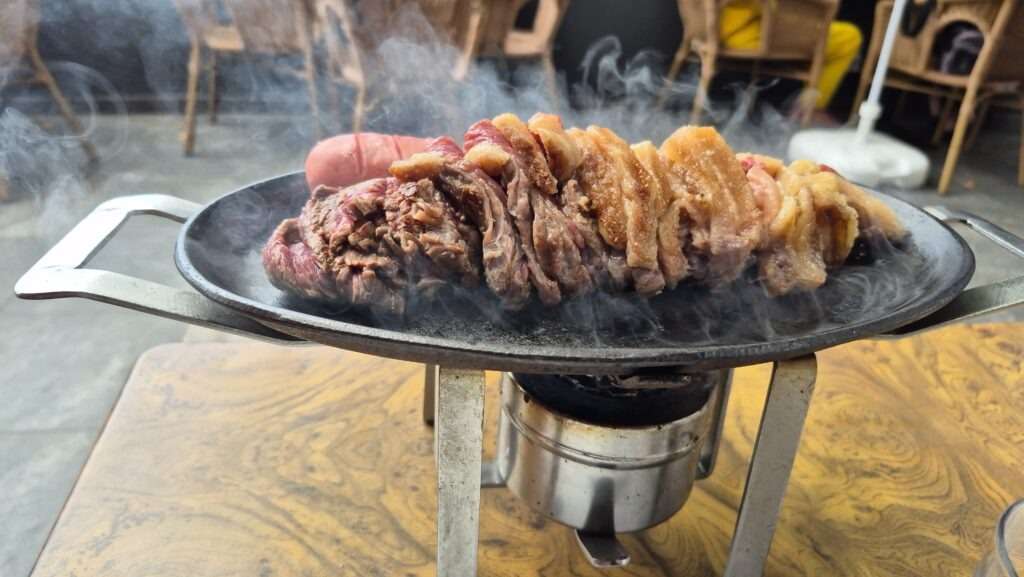 Grilované hovězí květová špička na rožni v Churrascaria de São Martinho BBQ ve Funchalu