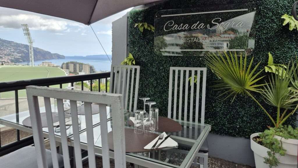 Venkovní posezení v restauraci Casa da Sogra ve Funchalu na Madeiře