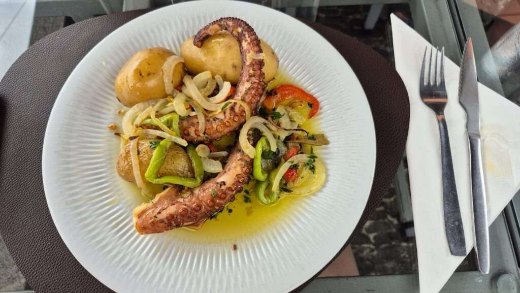 Grilovaná chobotnice se zeleninou v restauraci Casa da Sogra ve Funchalu