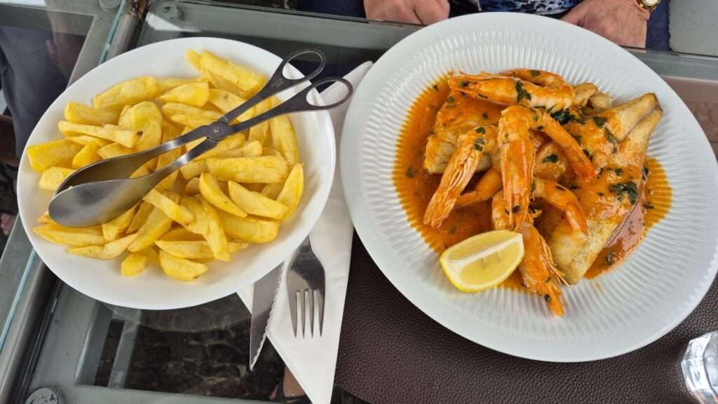 Ryba a krevety s hranolky v restauraci Casa da Sogra ve Funchalu