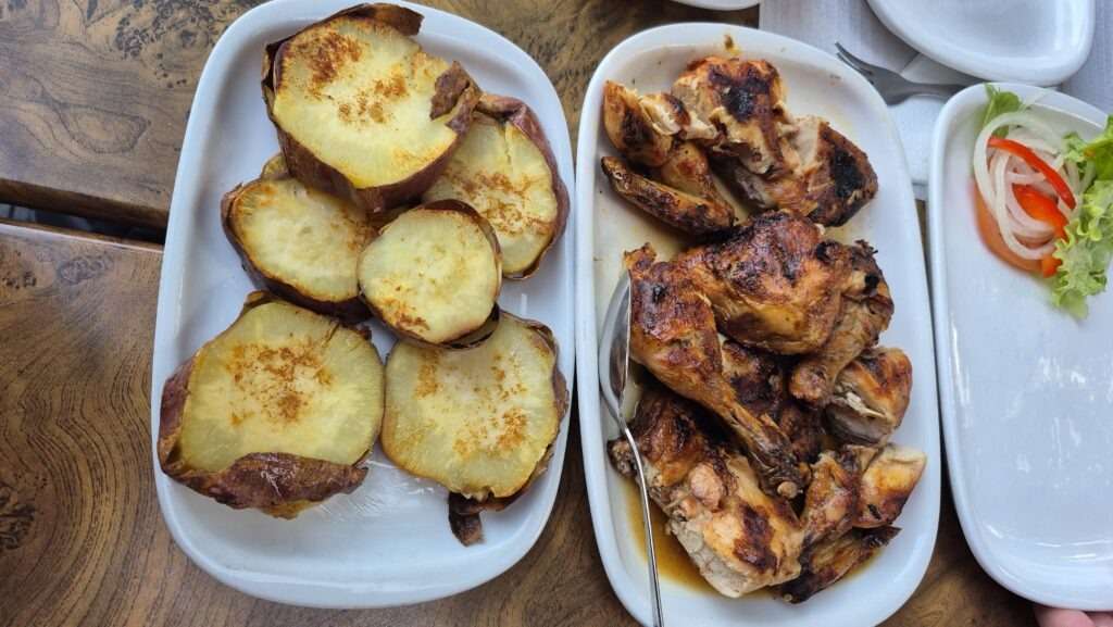 Grilované kuře s pečenými batáty v Churrascaria de São Martinho BBQ ve Funchalu