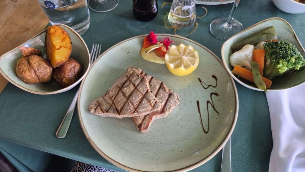 Grilovaný steak tuňáka v Churrascaria de São Martinho BBQ ve Funchalu