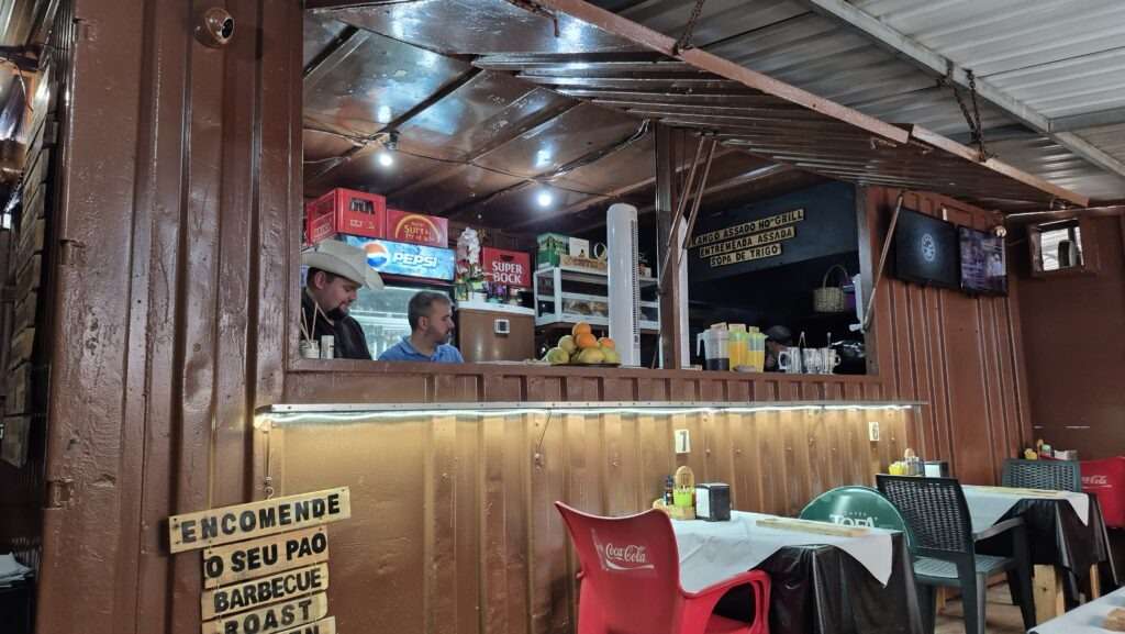 Interiér restaurace Familia Trindade v Santo António da Serra na Madeiře