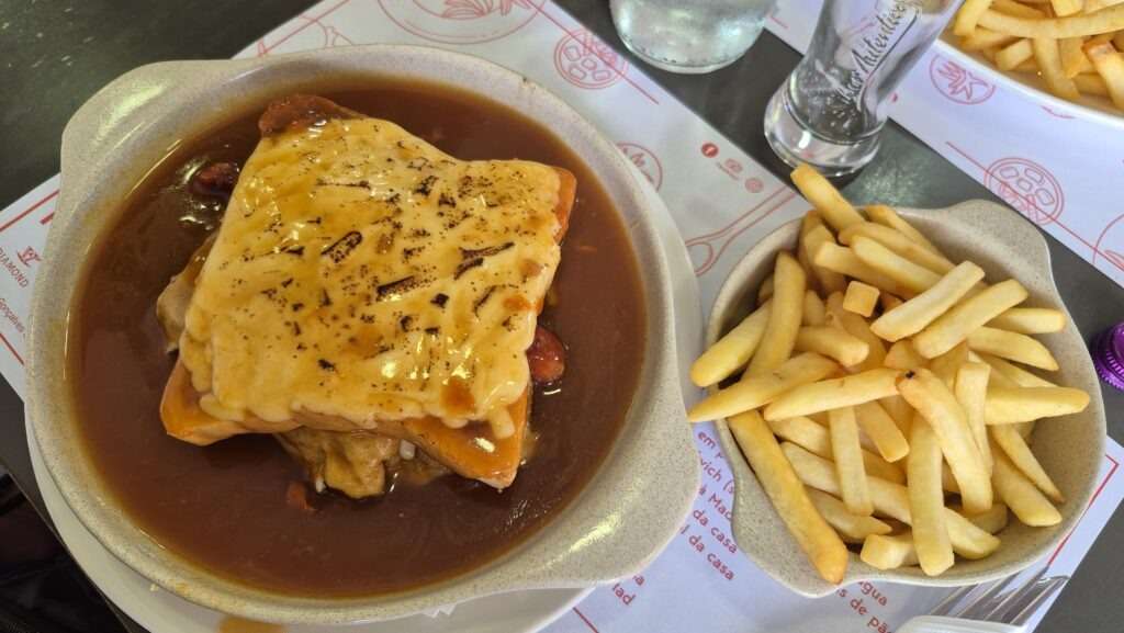 Francesinha, plněný toast, omáčka a hranolky