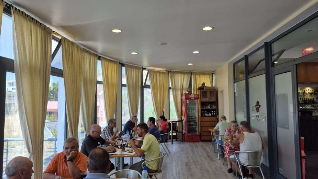 Interiér Snack Bar Restaurante Sol Posto v Canhas na Madeiře