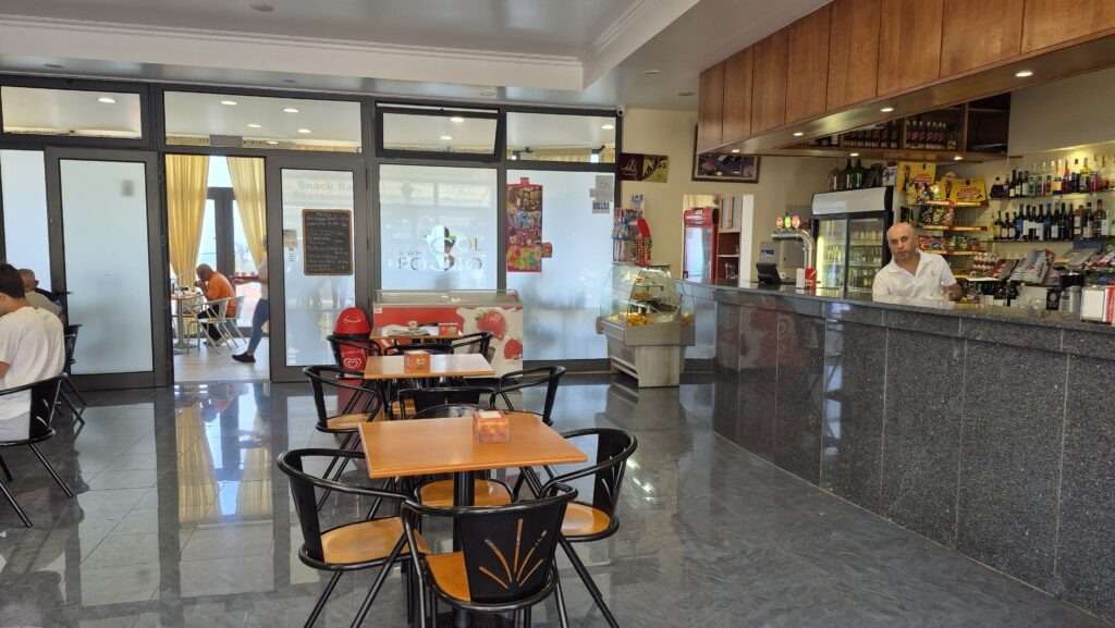 Interiér Snack Bar Restaurante Sol Posto v Canhas na Madeiře
