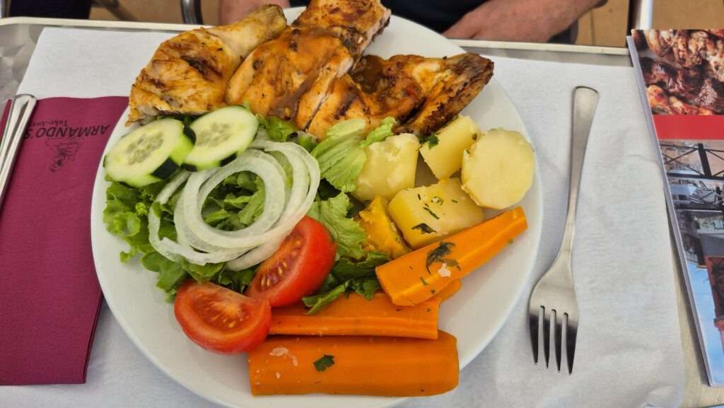 Grilované kuře s bramborami v Armando’s Take-Away v Porto Moniz