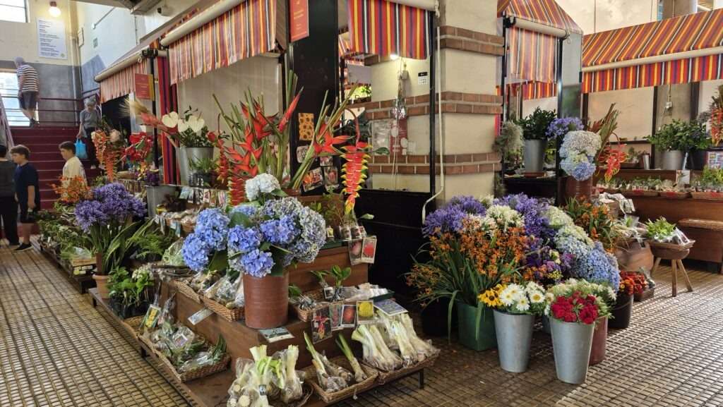 Stánek s květinami na Mercado dos Lavradores ve Funchalu