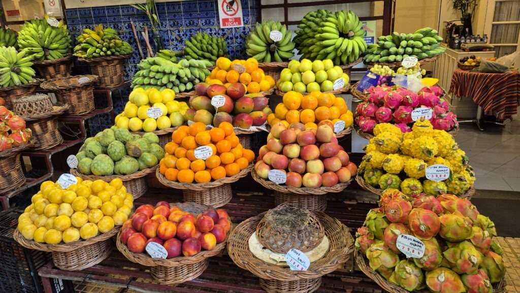 Stánek s tropickým ovocem na Mercado dos Lavradores ve Funchalu