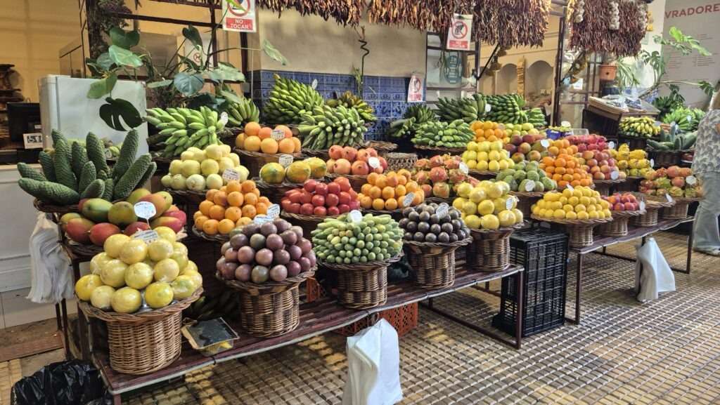 Barevné tropické ovoce na trhu Mercado dos Lavradores ve Funchalu