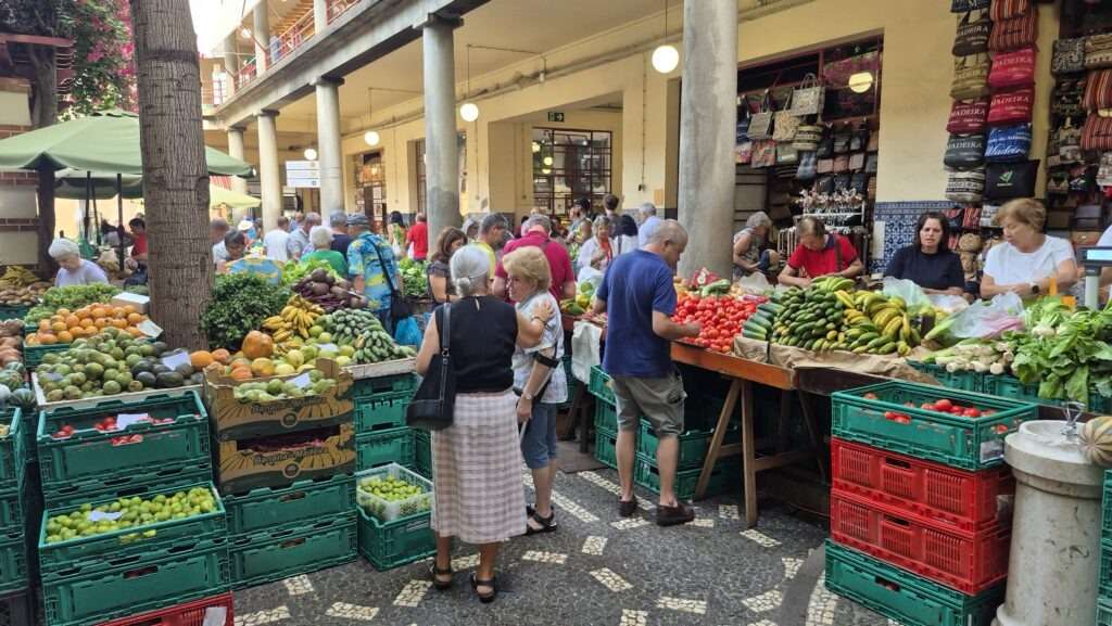 Stánky s ovocem a zeleninou na Mercado dos Lavradores ve Funchalu