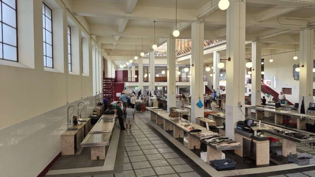Interiér tržnice Mercado dos Lavradores ve Funchalu na Madeiře