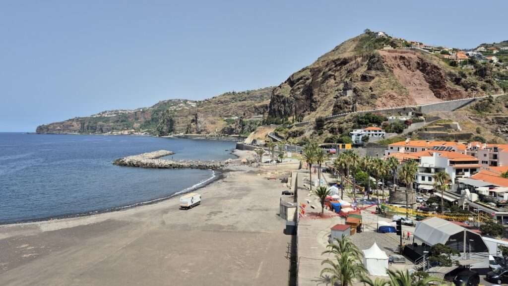 Pobřeží a pláž v Ribeira Brava na Madeiře