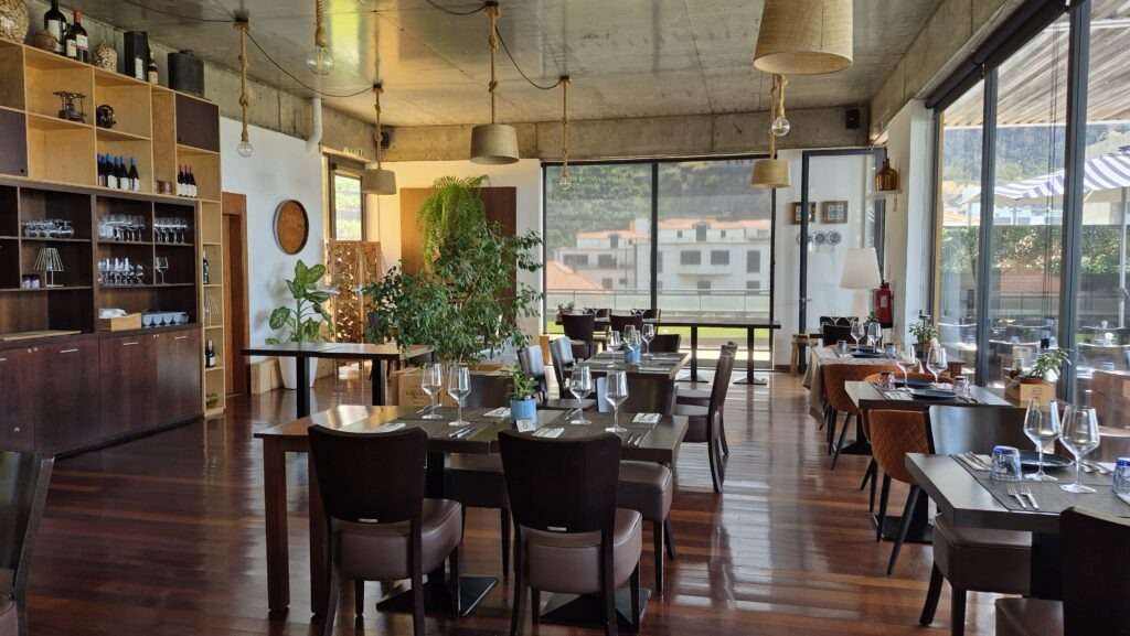 Interiér restaurace Muralha Terrace v Ribeira Brava na Madeiře