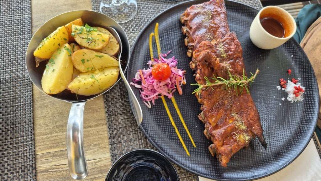 Vepřová žebírka s bramborami v restauraci Muralha Terrace v Ribeira Brava