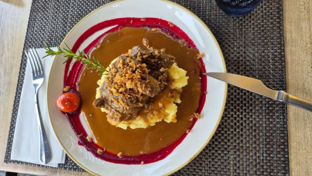 Vepřová líčka v restauraci Muralha Terrace v Ribeira Brava