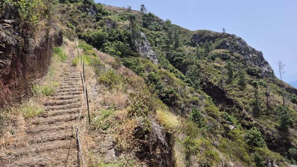 Turistická stezka PR19 Caminho Real do Paul do Mar ve skalnaté krajině