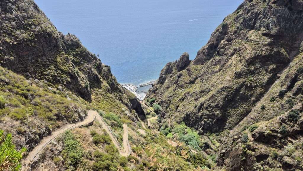 Výhled na horské údolí z trasy PR19 Caminho Real do Paul do Mar