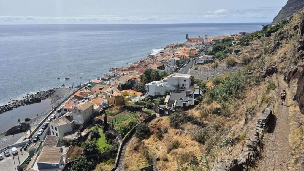 Výhled na vesnici Paul do Mar a Atlantický oceán na Madeiře
