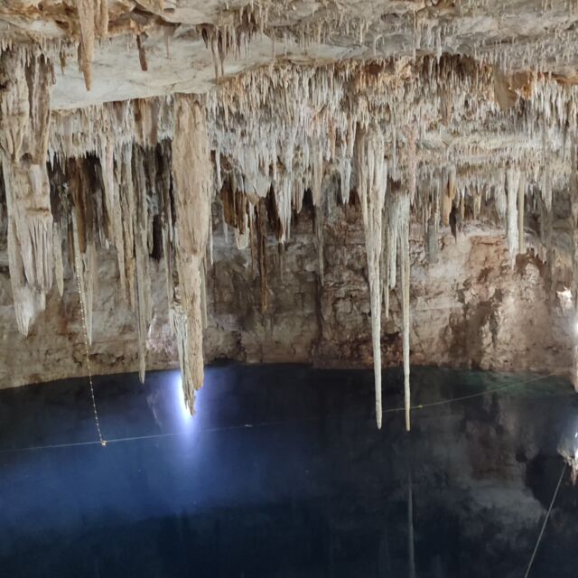 Mexiko - Cenote Palomitas
Nadherna uzavřená cenote s krápníkovou výzdobu nedaleko Valladolidu 🙂 A navic jsme ji meli jen pro sebe,nebyl tam vůbec nikdo 👍👍👍

Více o naší cestě najdete na blogu - https://lenkacestounecestou.cz/mexiko/

#Mexiko
#yucatán #cenote #cenotes #jeskyne #krapniky #exotika #koupání #dovolena #cestovaninafotkach #cestovaninafotkach #dnescestujem #zenynaceste #cesinacestach #dnescestujem #vyletzafotkou #cestovani #cestování #exotika #cenotessantabarbara
